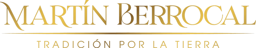 Logotipo de texto en color dorado que dice "Martín Berrocal" con el lema "Tradición por la Tierra" debajo, capturando un rico archivo de productos.