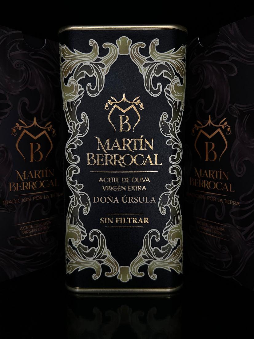 A close-up of a can of Doña Úrsula SIN FILTRAR extra virgin olive oil 500 ml black and gold, with intricate designs and the label "Doña Úrsula Sin Filtrar extra virgin olive oil".
Two additional cans at the bottom.